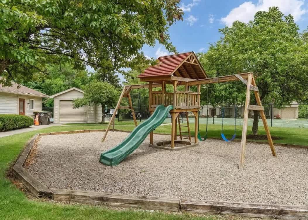 Family Friendly And Quite 2 Bedroom Condo Close To Fun 포트웨인 외부 사진