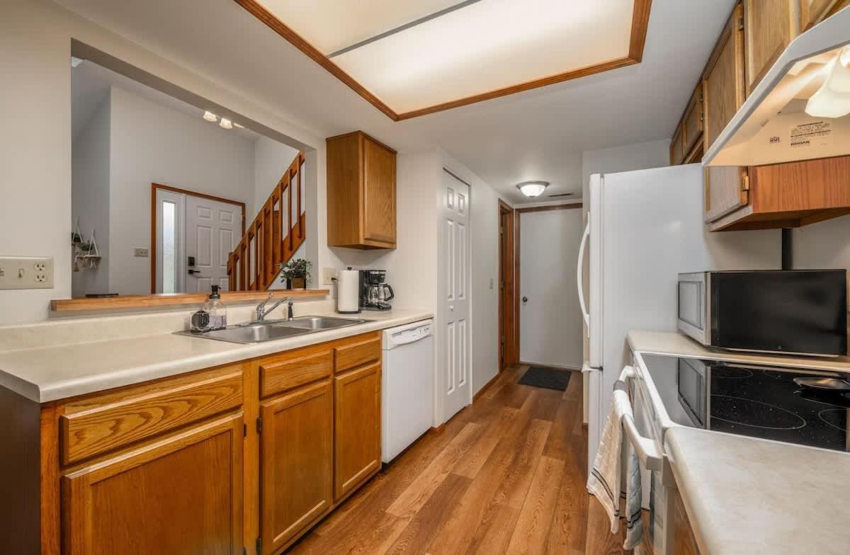 Family Friendly And Quite 2 Bedroom Condo Close To Fun 포트웨인 외부 사진